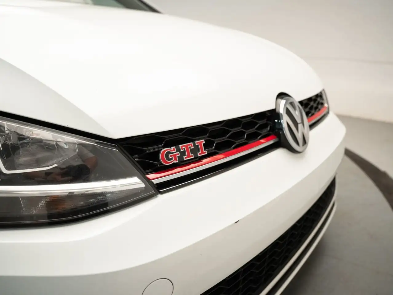 Volkswagen Golf GTI снимка Volkswagen Golf GTI