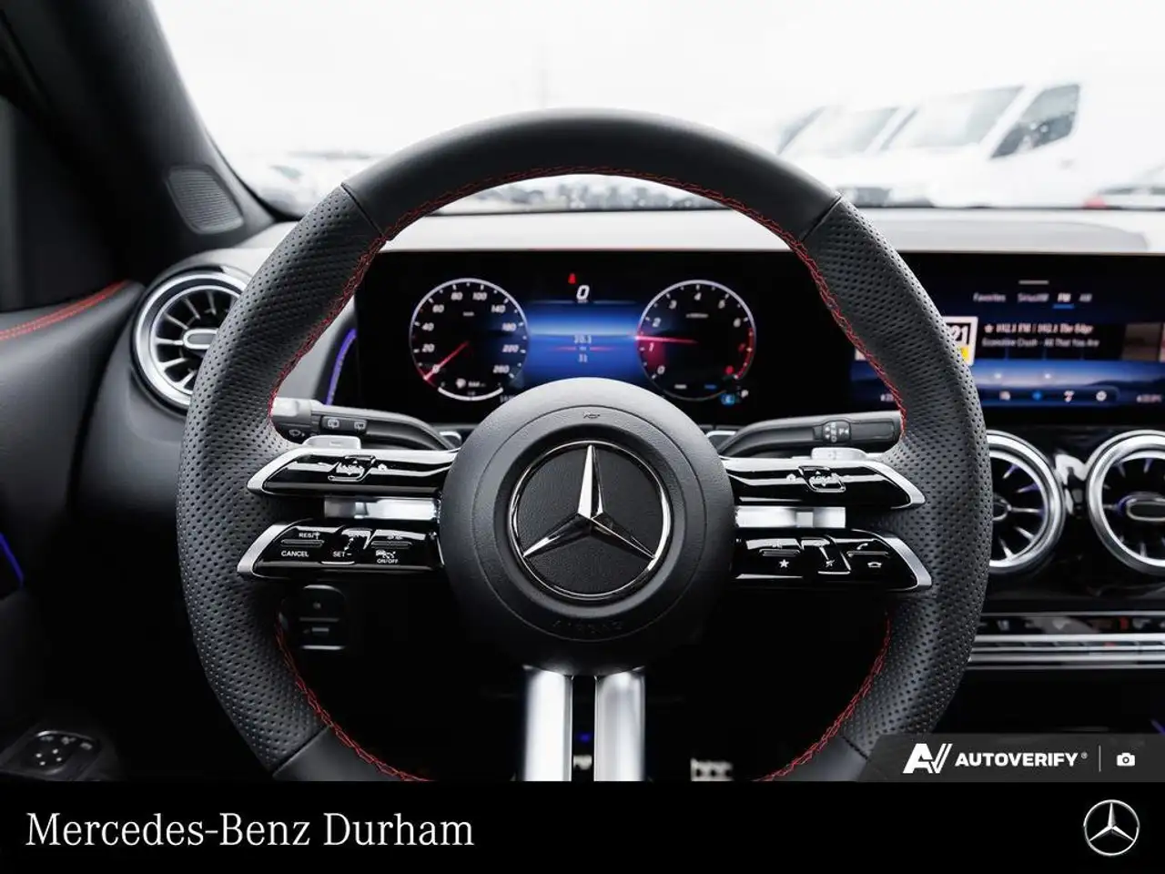 Mercedes-Benz GLB снимка Mercedes-Benz GLB