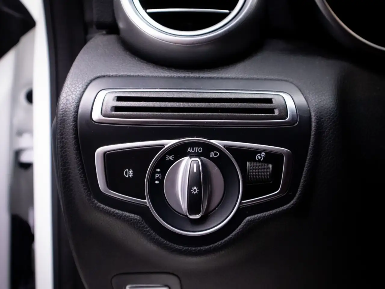 Mercedes-Benz C-Class снимка Mercedes-Benz C-Class