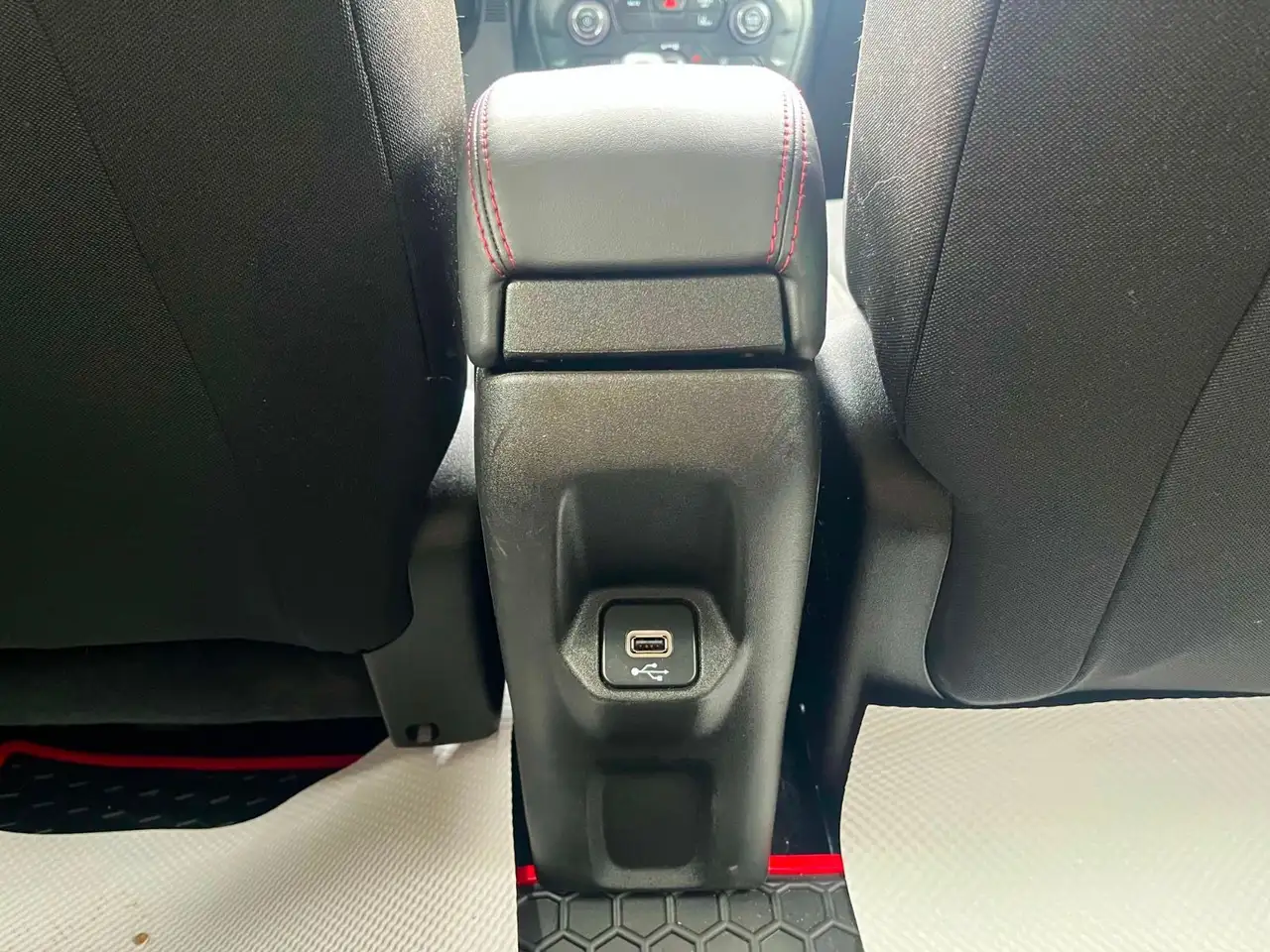 Jeep Renegade снимка Jeep Renegade
