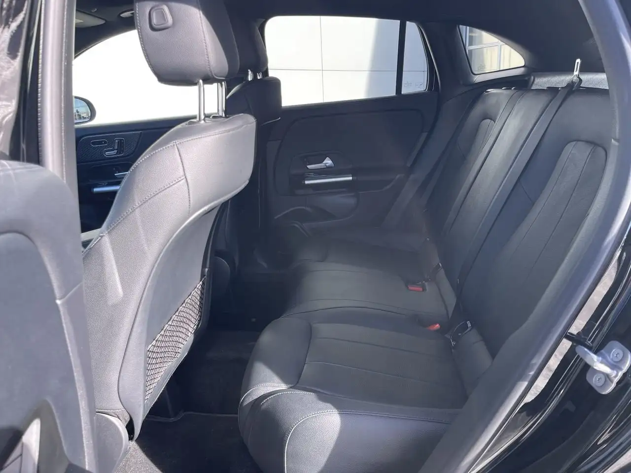 Mercedes-Benz GLA снимка Mercedes-Benz GLA