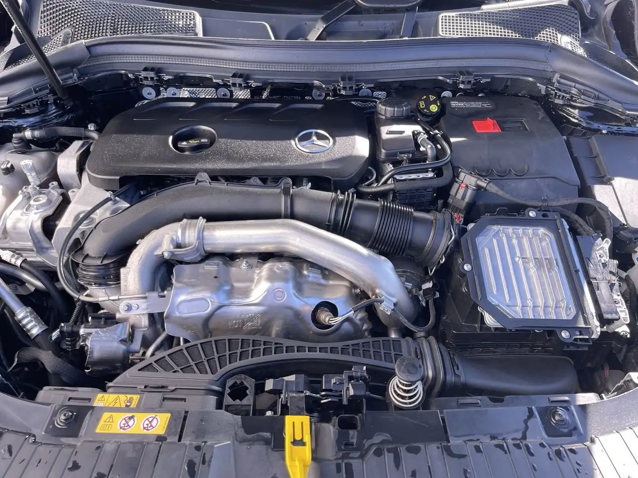 Mercedes-Benz GLA снимка Mercedes-Benz GLA