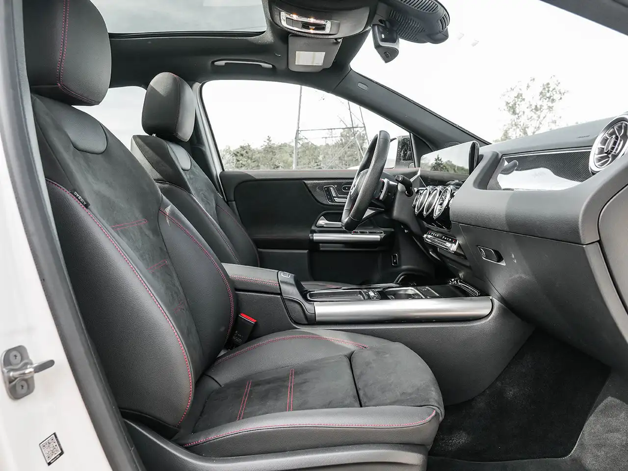 Mercedes-Benz GLA снимка Mercedes-Benz GLA