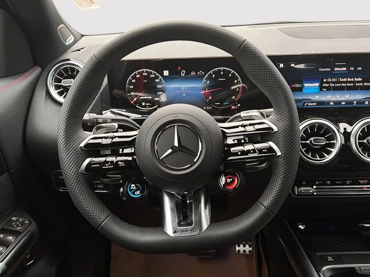 Mercedes-Benz GLA снимка Mercedes-Benz GLA