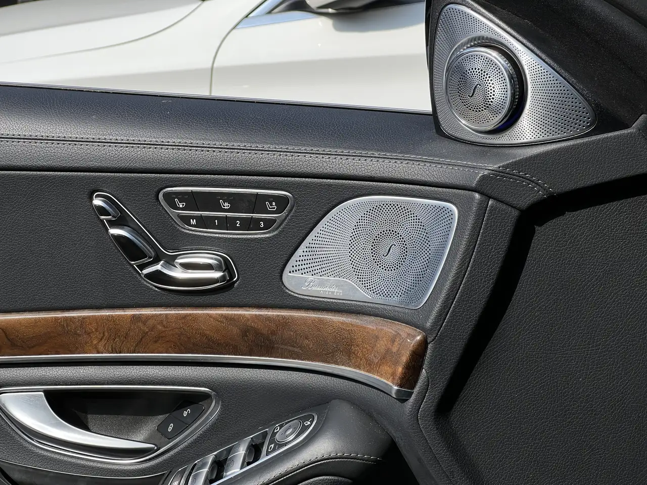 Mercedes-Benz S-Class снимка Mercedes-Benz S-Class