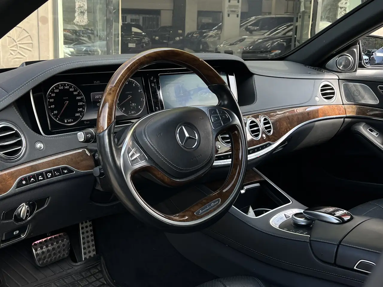 Mercedes-Benz S-Class снимка Mercedes-Benz S-Class