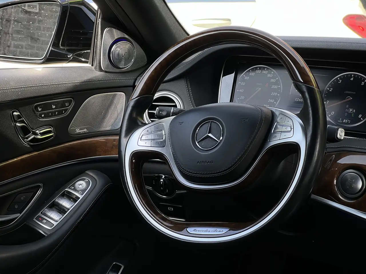 Mercedes-Benz S-Class снимка Mercedes-Benz S-Class