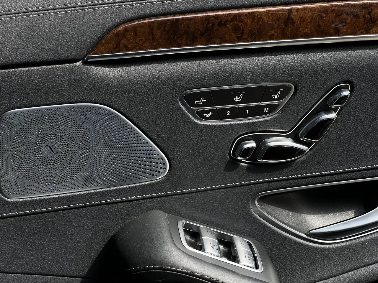 Mercedes-Benz S-Class снимка Mercedes-Benz S-Class