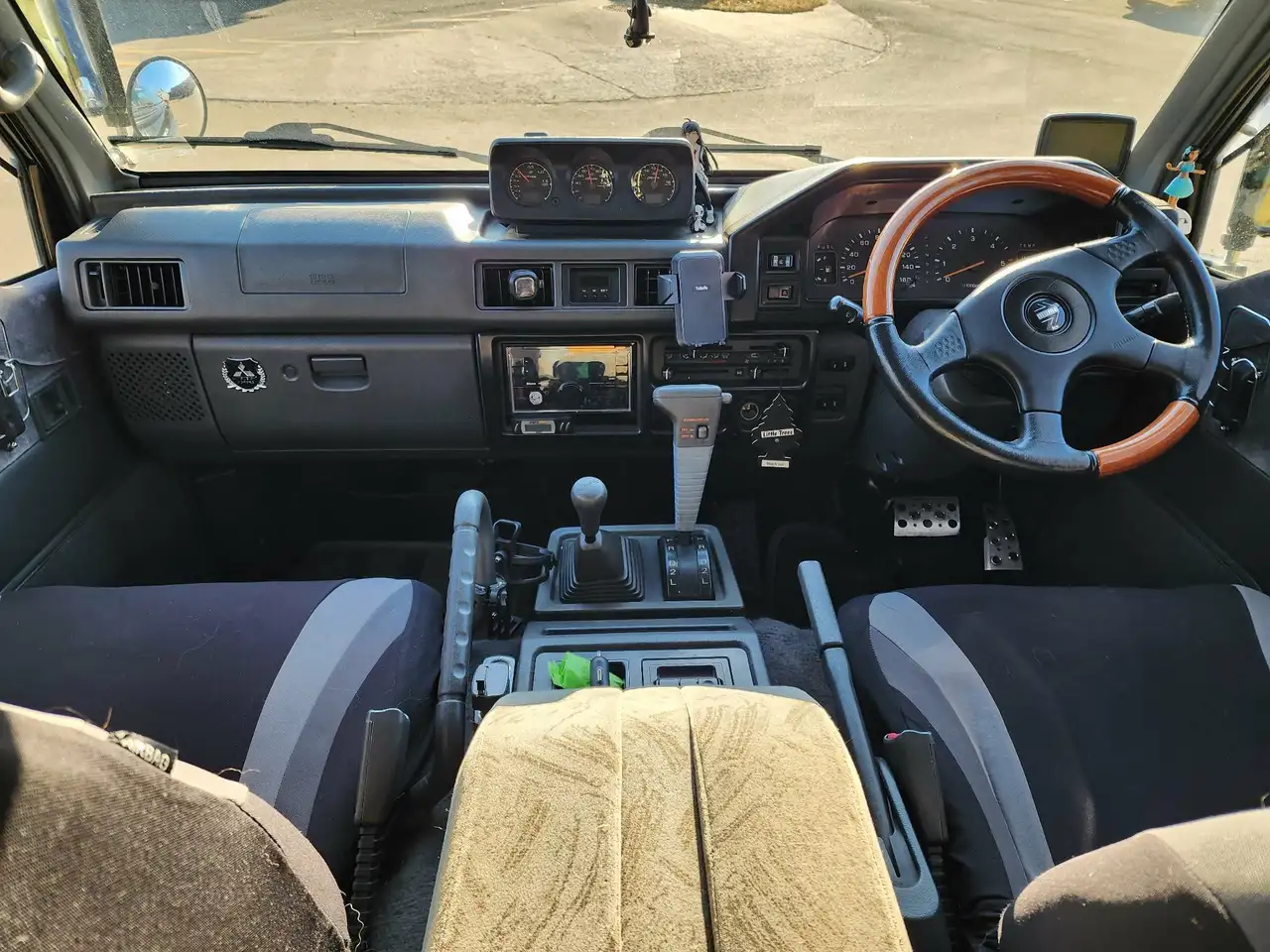 Mitsubishi Delica снимка Mitsubishi Delica