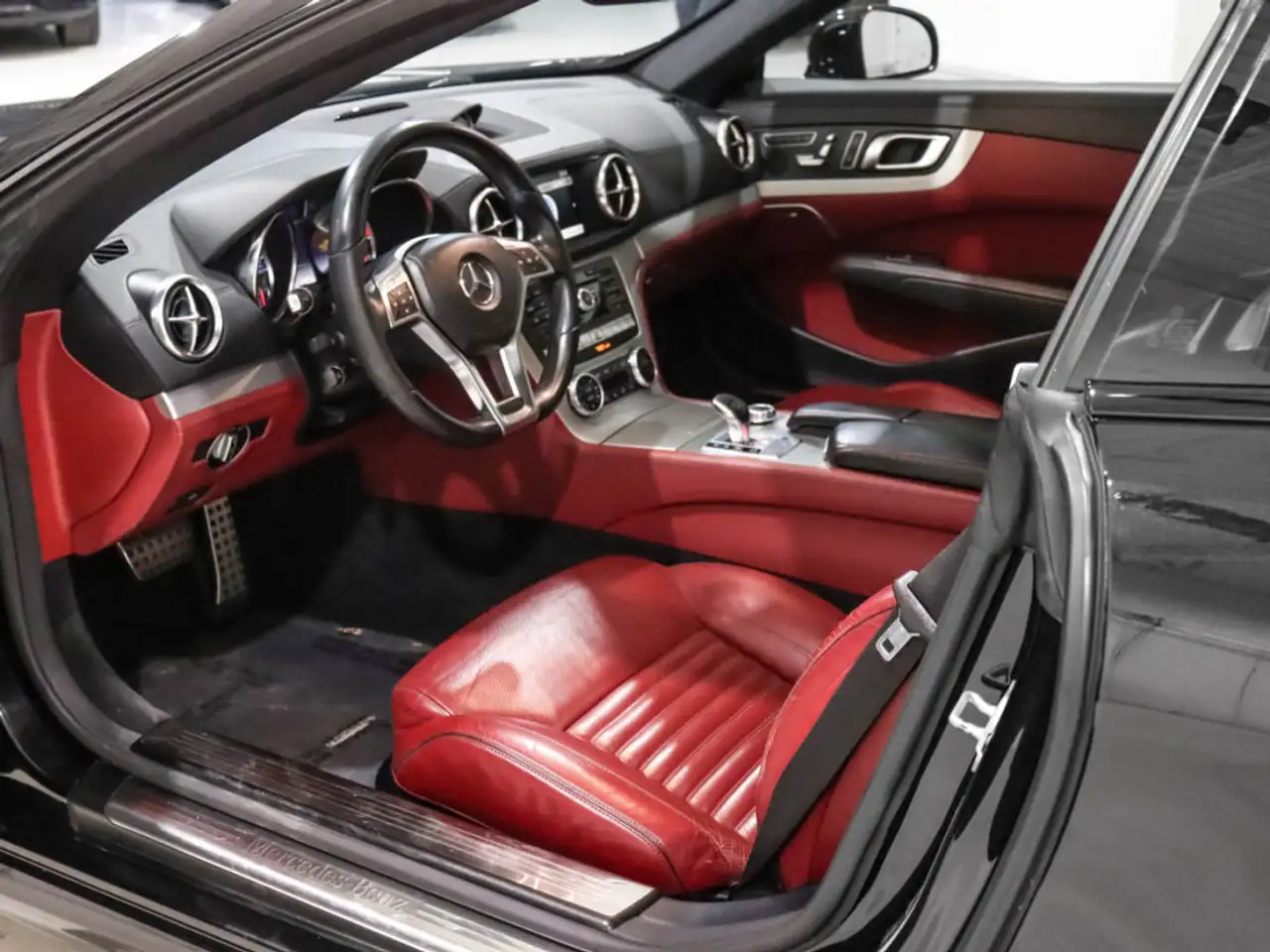 Mercedes-Benz SL снимка Mercedes-Benz SL