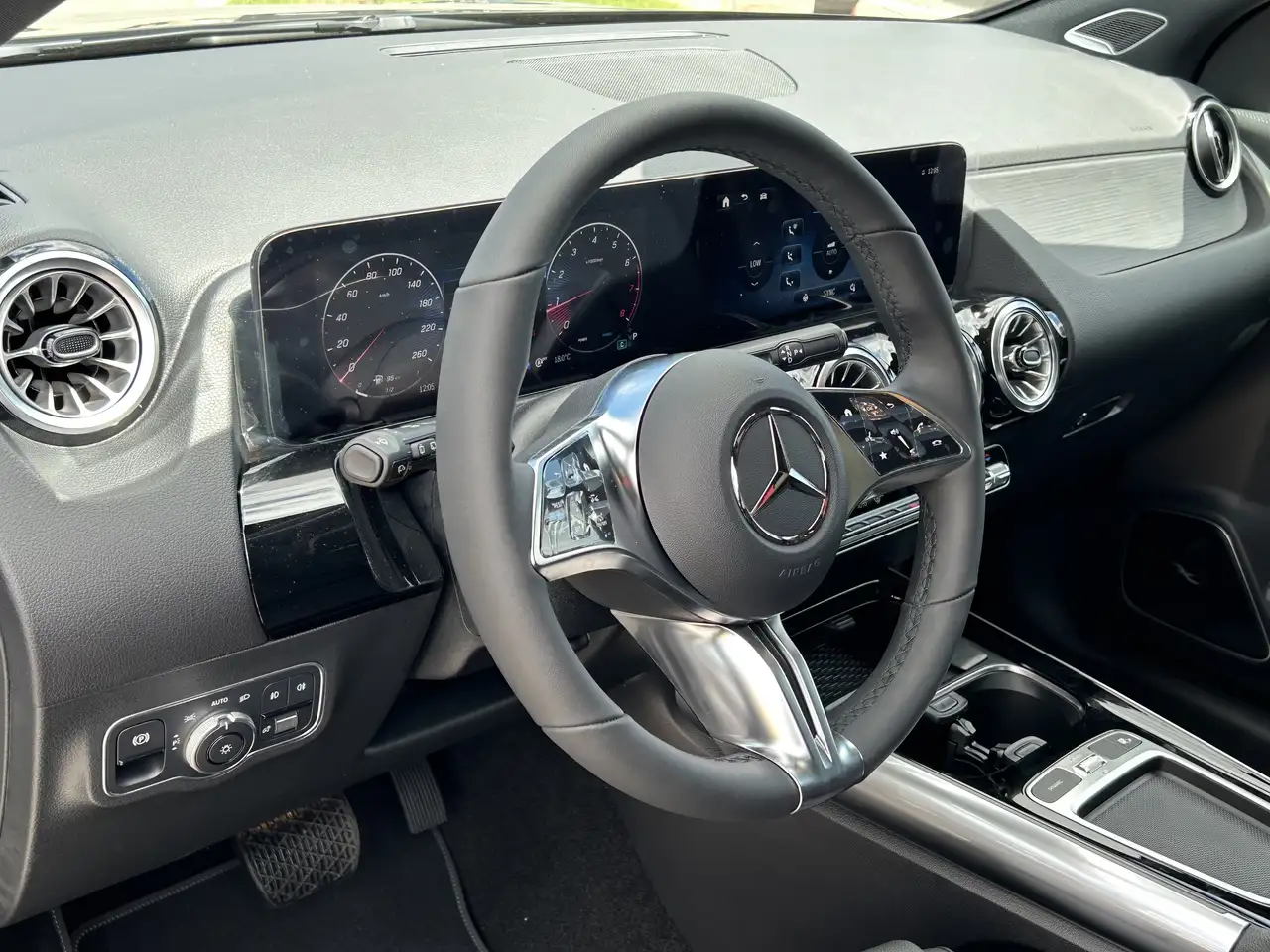 Mercedes-Benz GLA снимка Mercedes-Benz GLA