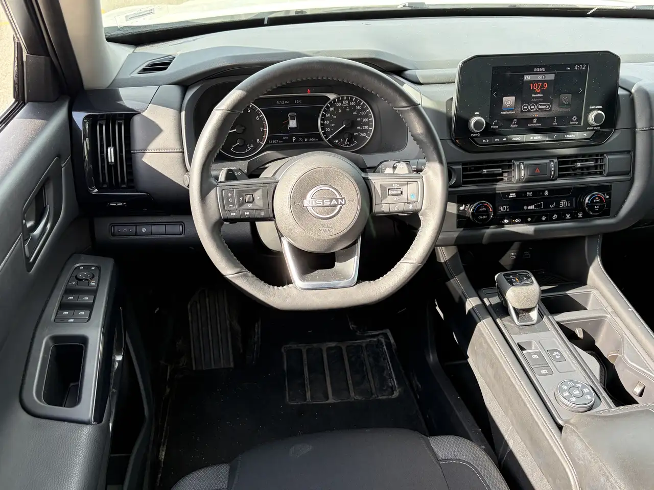 Nissan Pathfinder снимка Nissan Pathfinder