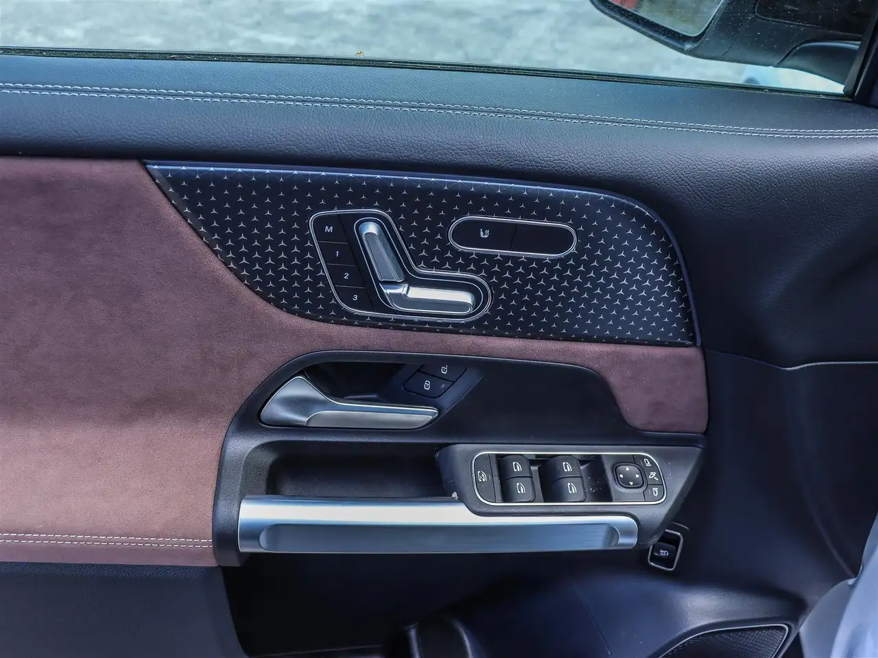 Mercedes-Benz GLB снимка Mercedes-Benz GLB