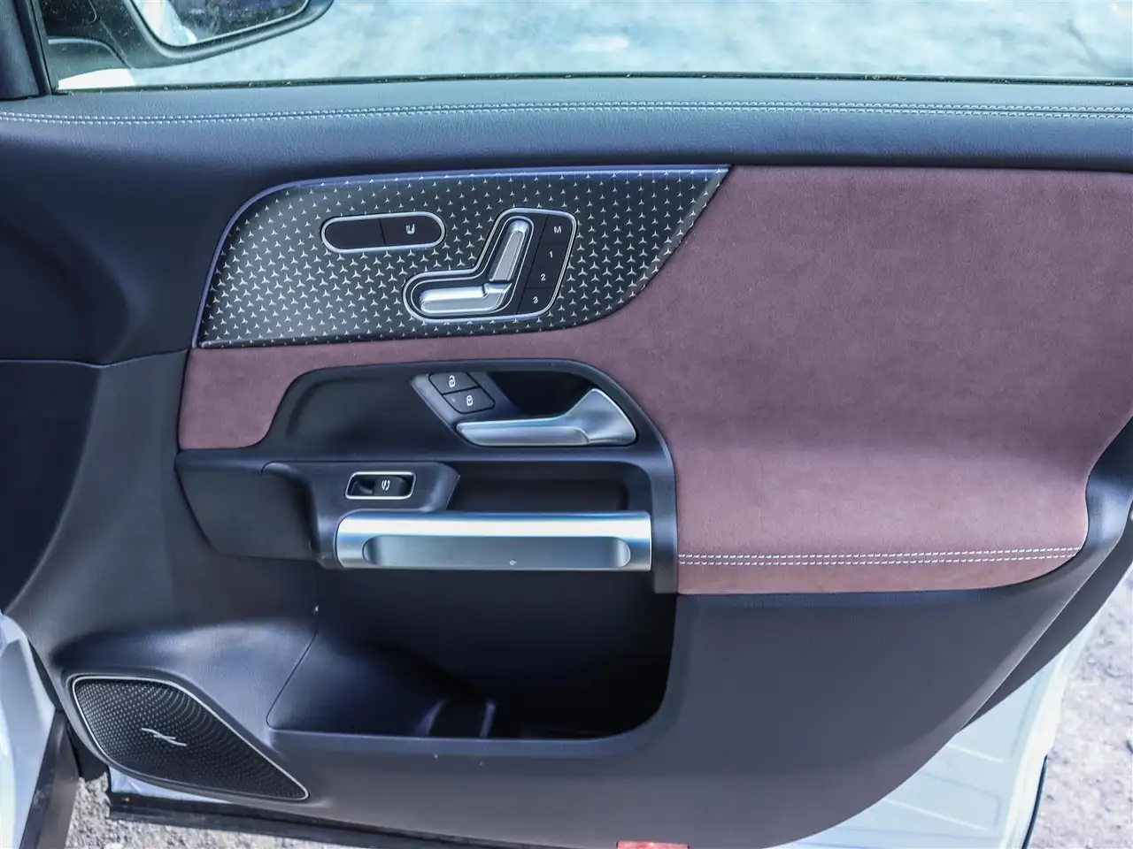 Mercedes-Benz GLB снимка Mercedes-Benz GLB