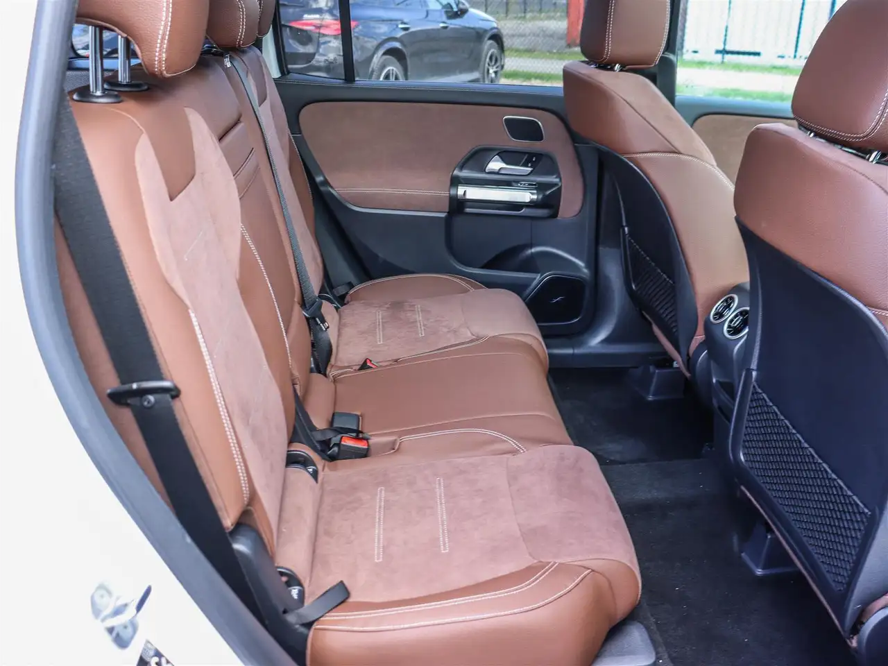 Mercedes-Benz GLB снимка Mercedes-Benz GLB