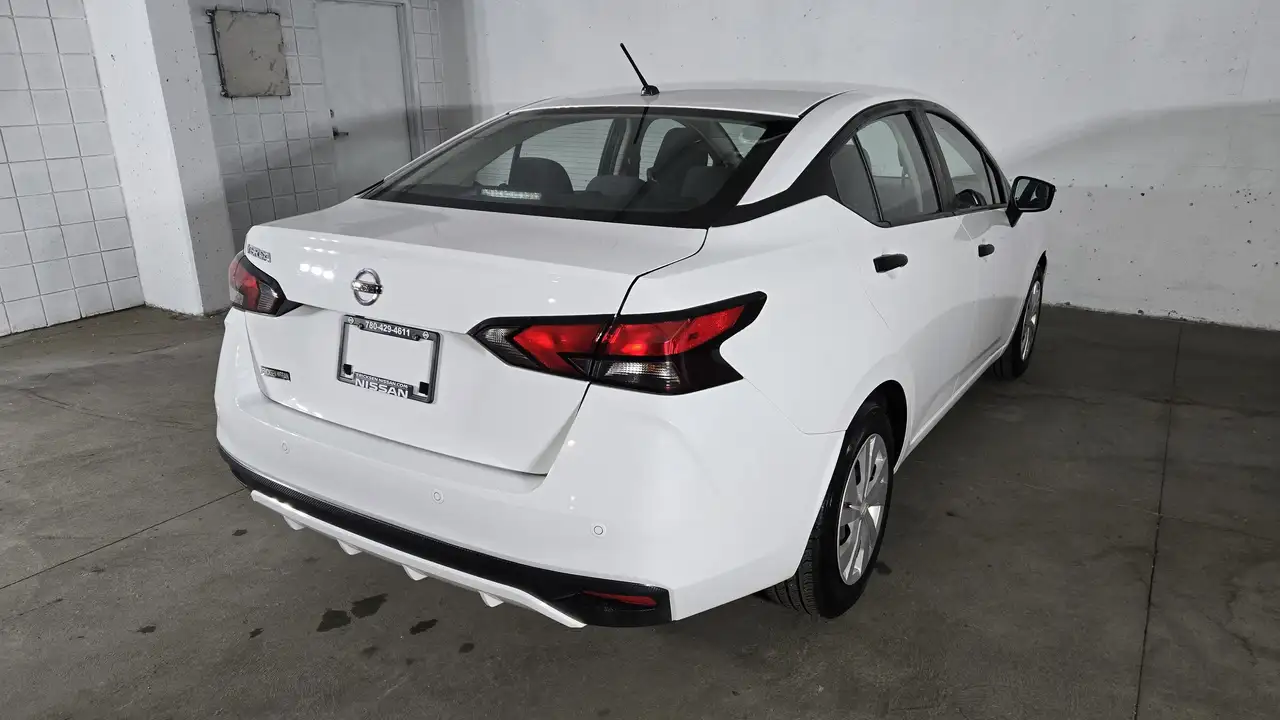 Nissan Versa снимка Nissan Versa