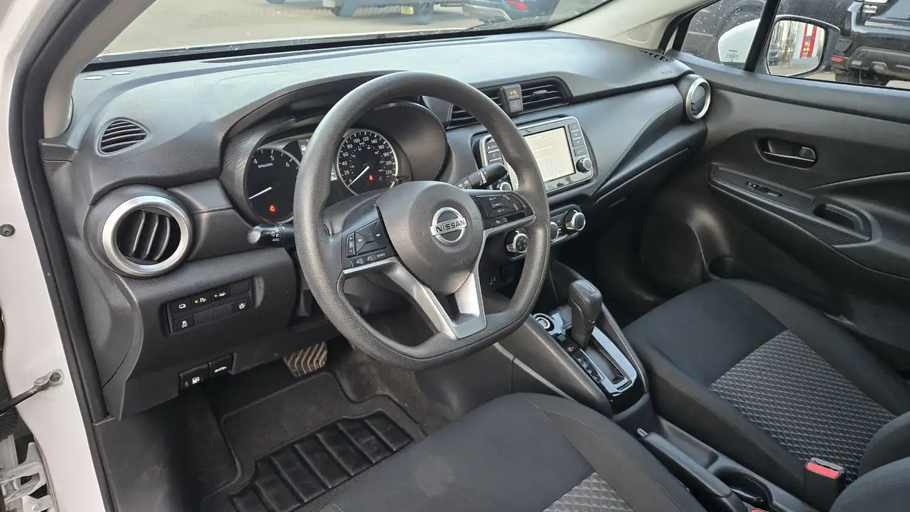 Nissan Versa снимка Nissan Versa