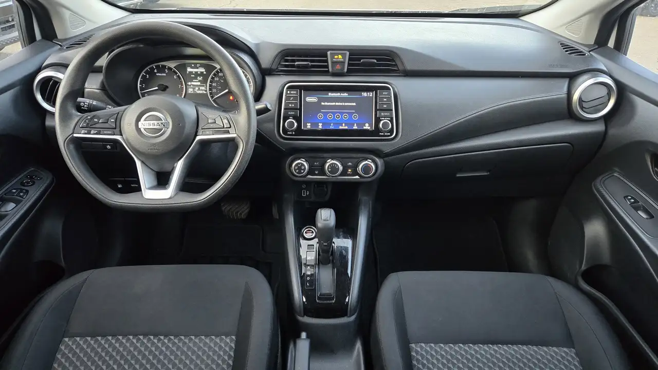 Nissan Versa снимка Nissan Versa