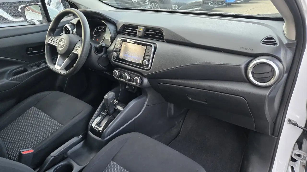 Nissan Versa снимка Nissan Versa