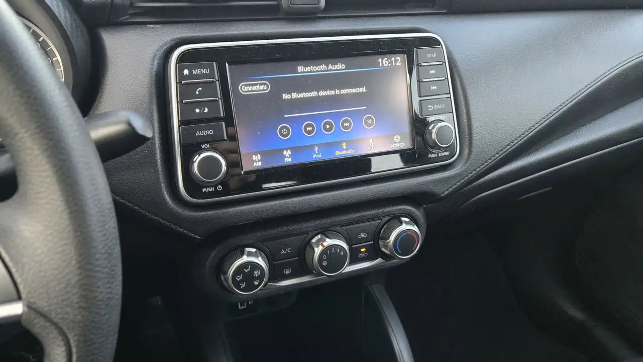 Nissan Versa снимка Nissan Versa