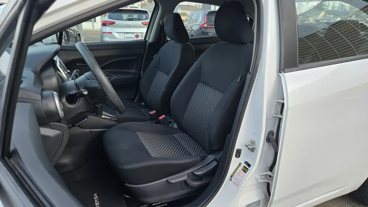 Nissan Versa снимка Nissan Versa