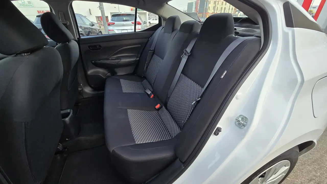 Nissan Versa снимка Nissan Versa