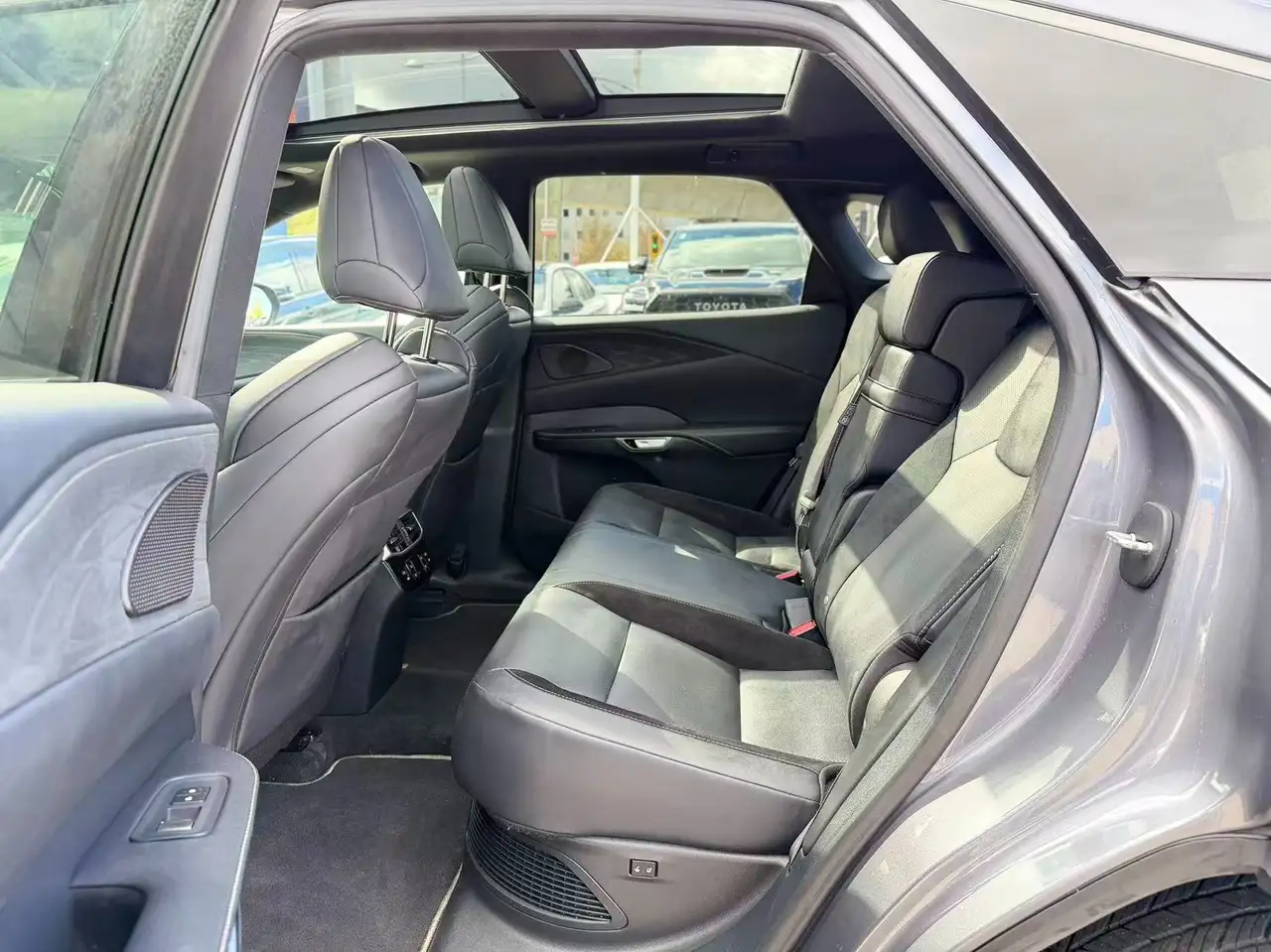 Lexus RX 500h снимка Lexus RX 500h