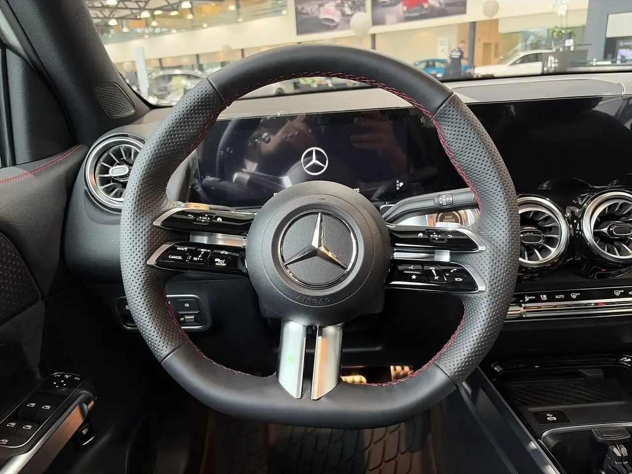 Mercedes-Benz GLB снимка Mercedes-Benz GLB