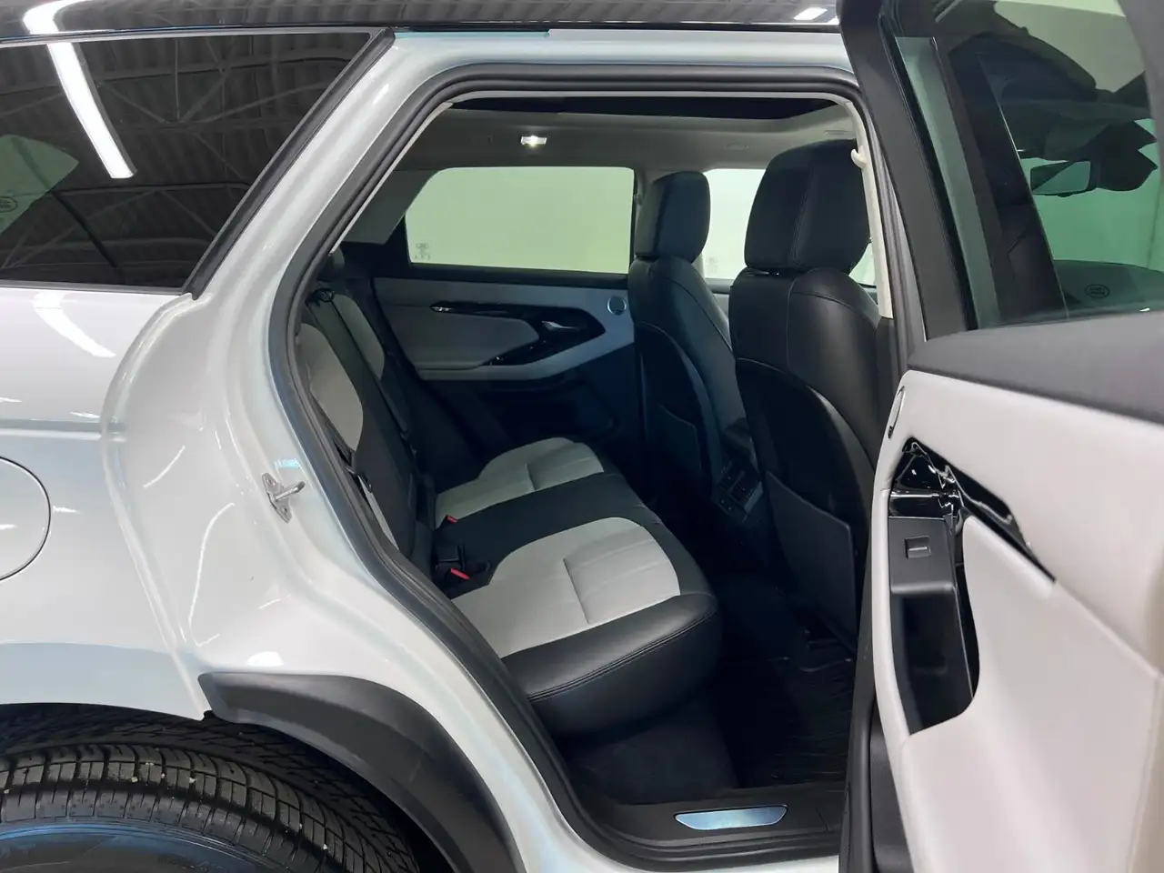 Land Rover Range Rover Evoque photo Land Rover Range Rover Evoque
