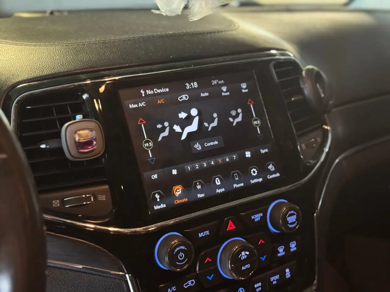 Jeep Grand Cherokee снимка Jeep Grand Cherokee
