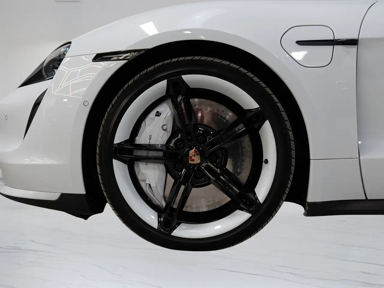 Porsche Taycan photo Porsche Taycan