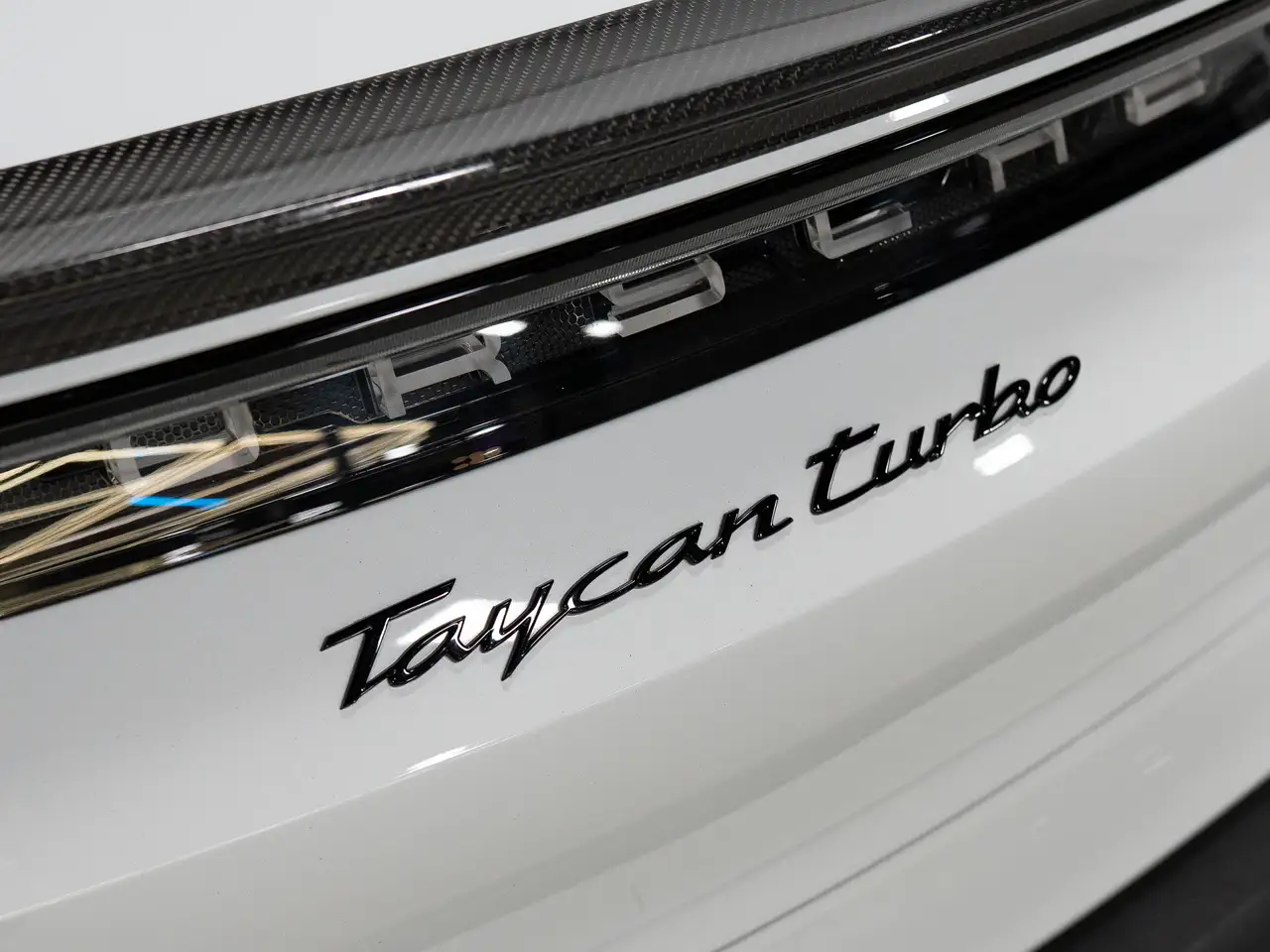 Porsche Taycan photo Porsche Taycan