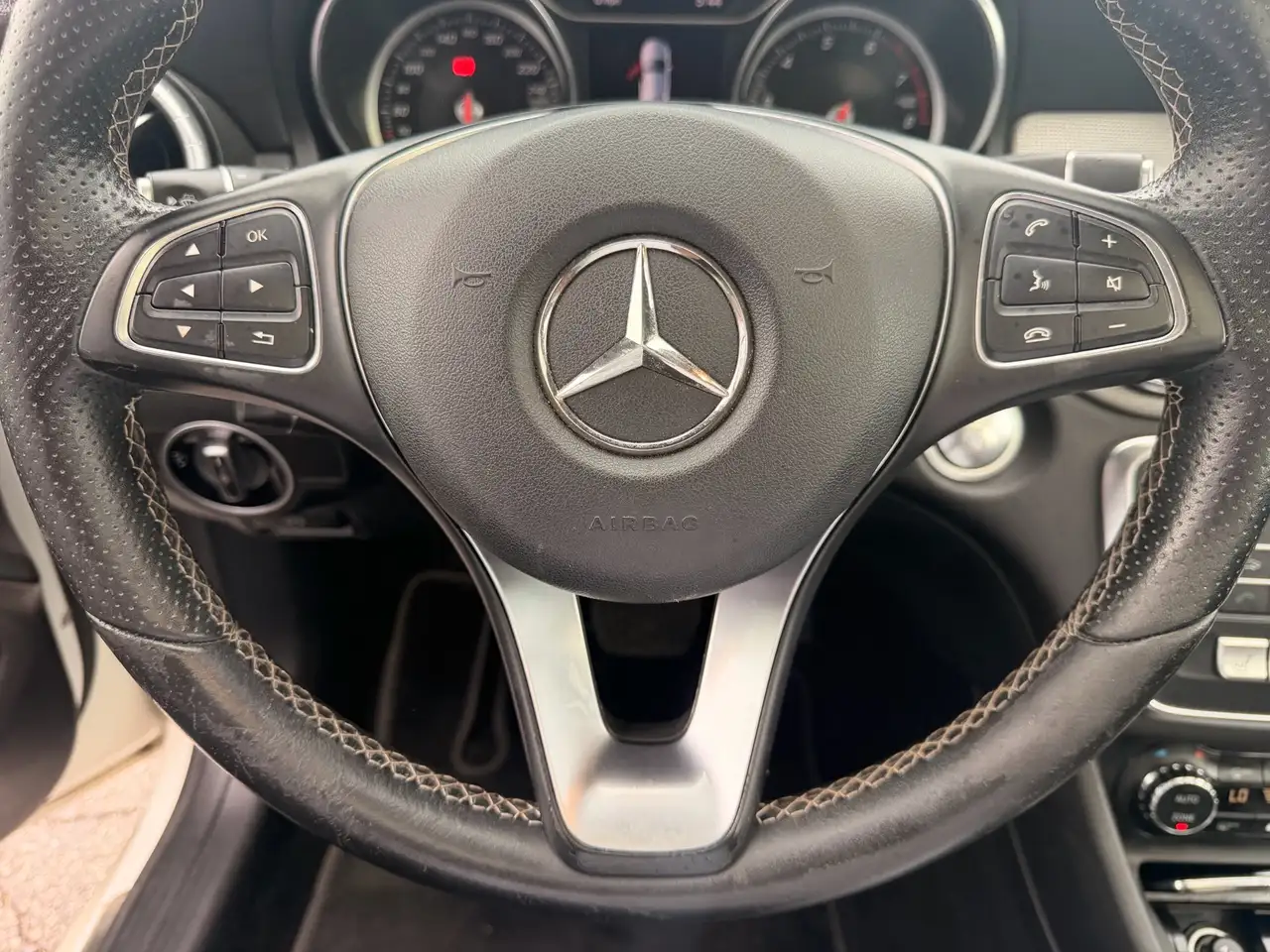 Mercedes-Benz CLA снимка Mercedes-Benz CLA