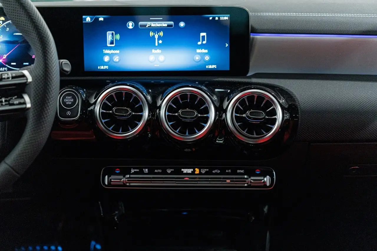 Mercedes-Benz CLA снимка Mercedes-Benz CLA