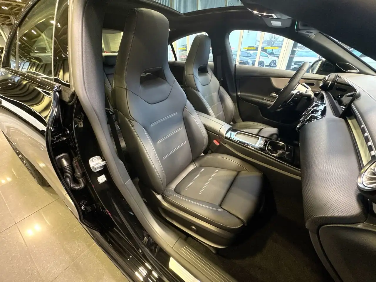 Mercedes-Benz CLA снимка Mercedes-Benz CLA