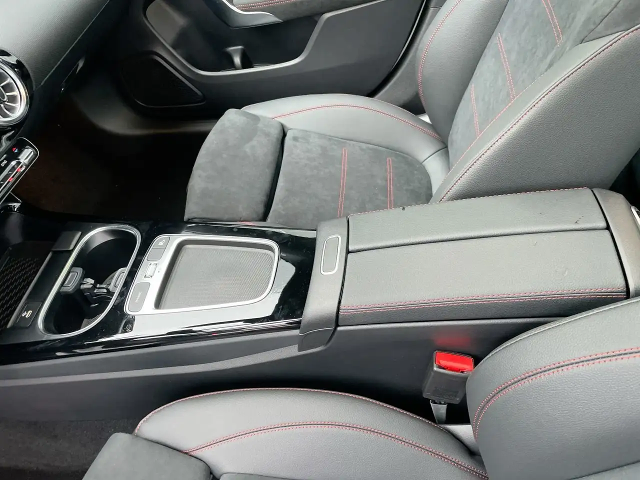 Mercedes-Benz CLA photo Mercedes-Benz CLA