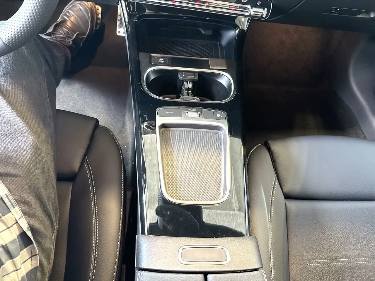 Mercedes-Benz CLA снимка Mercedes-Benz CLA