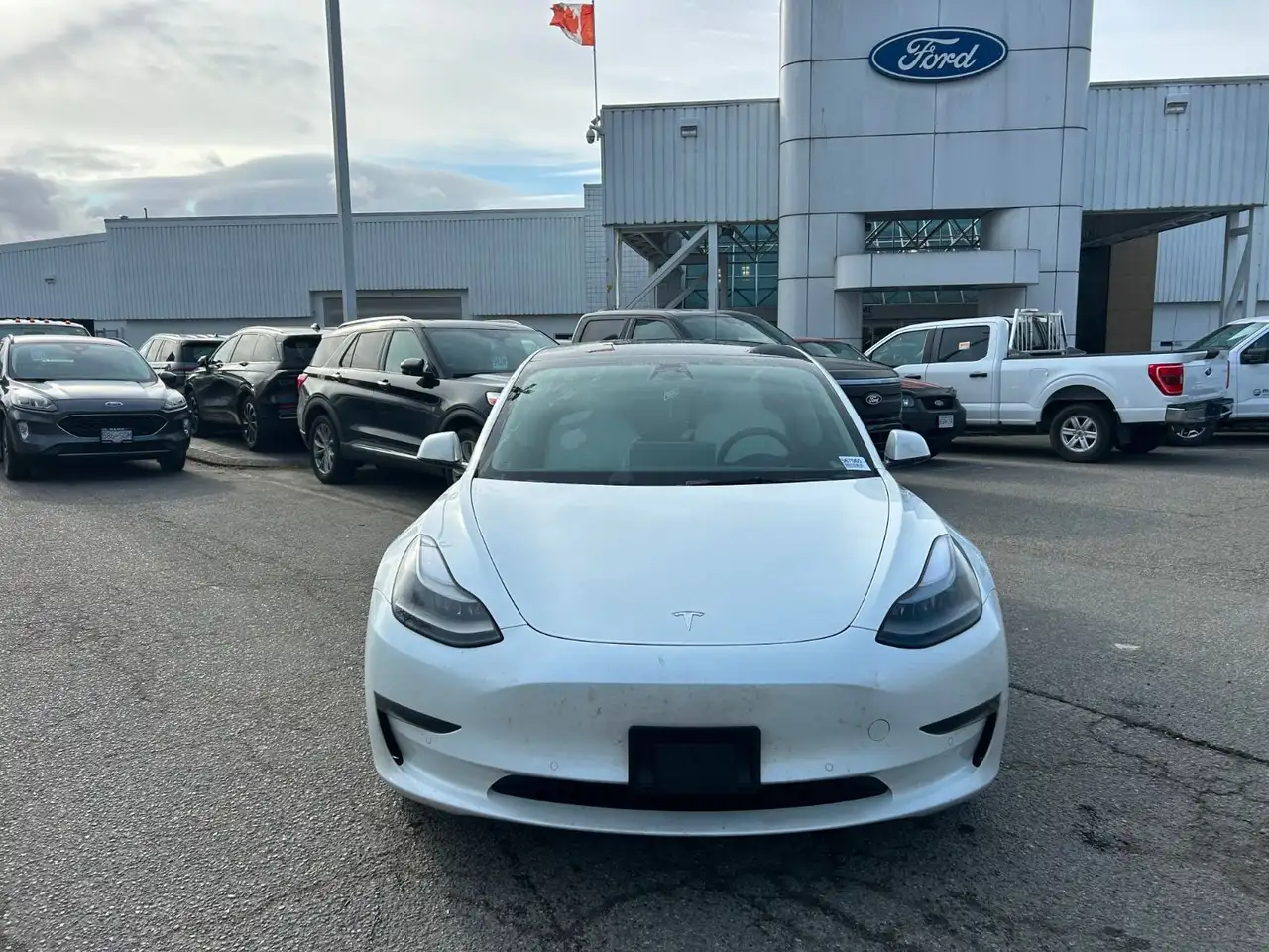 Tesla Model 3 снимка Tesla Model 3