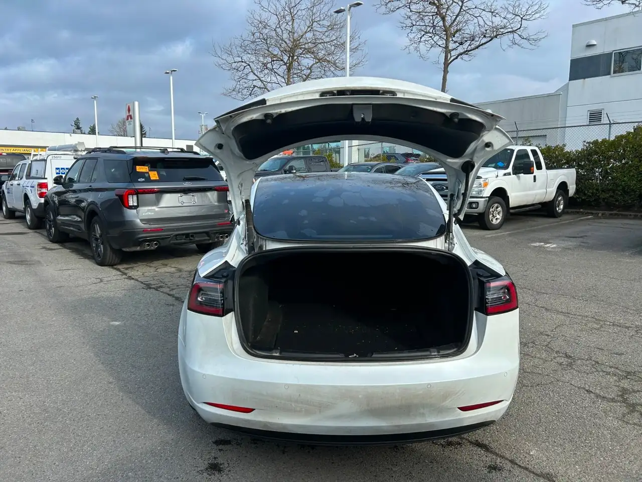 Tesla Model 3 снимка Tesla Model 3