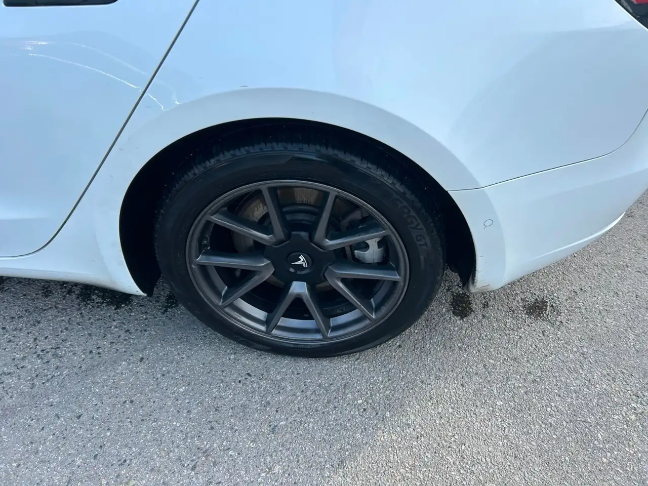 Tesla Model 3 снимка Tesla Model 3