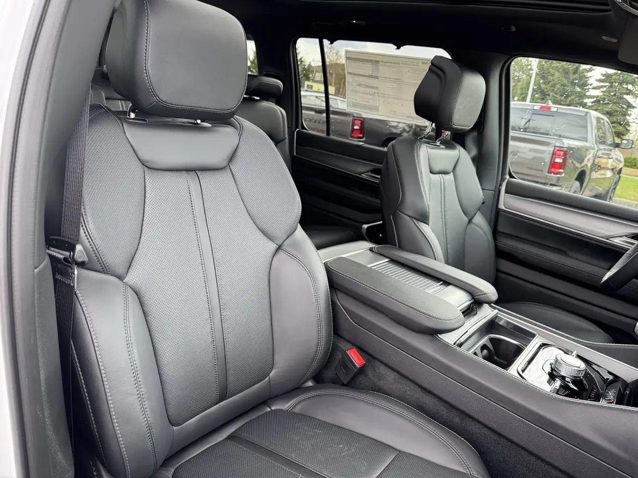 Jeep Grand Wagoneer photo Jeep Grand Wagoneer
