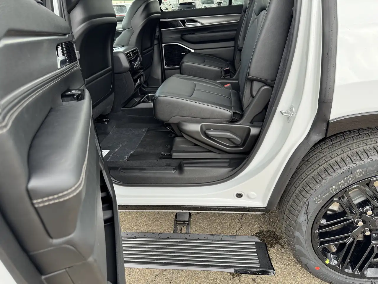 Jeep Grand Wagoneer photo Jeep Grand Wagoneer