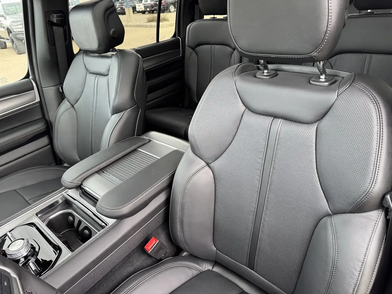 Jeep Grand Wagoneer photo Jeep Grand Wagoneer