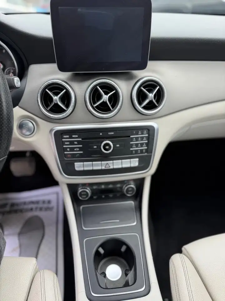 Mercedes-Benz CLA снимка Mercedes-Benz CLA