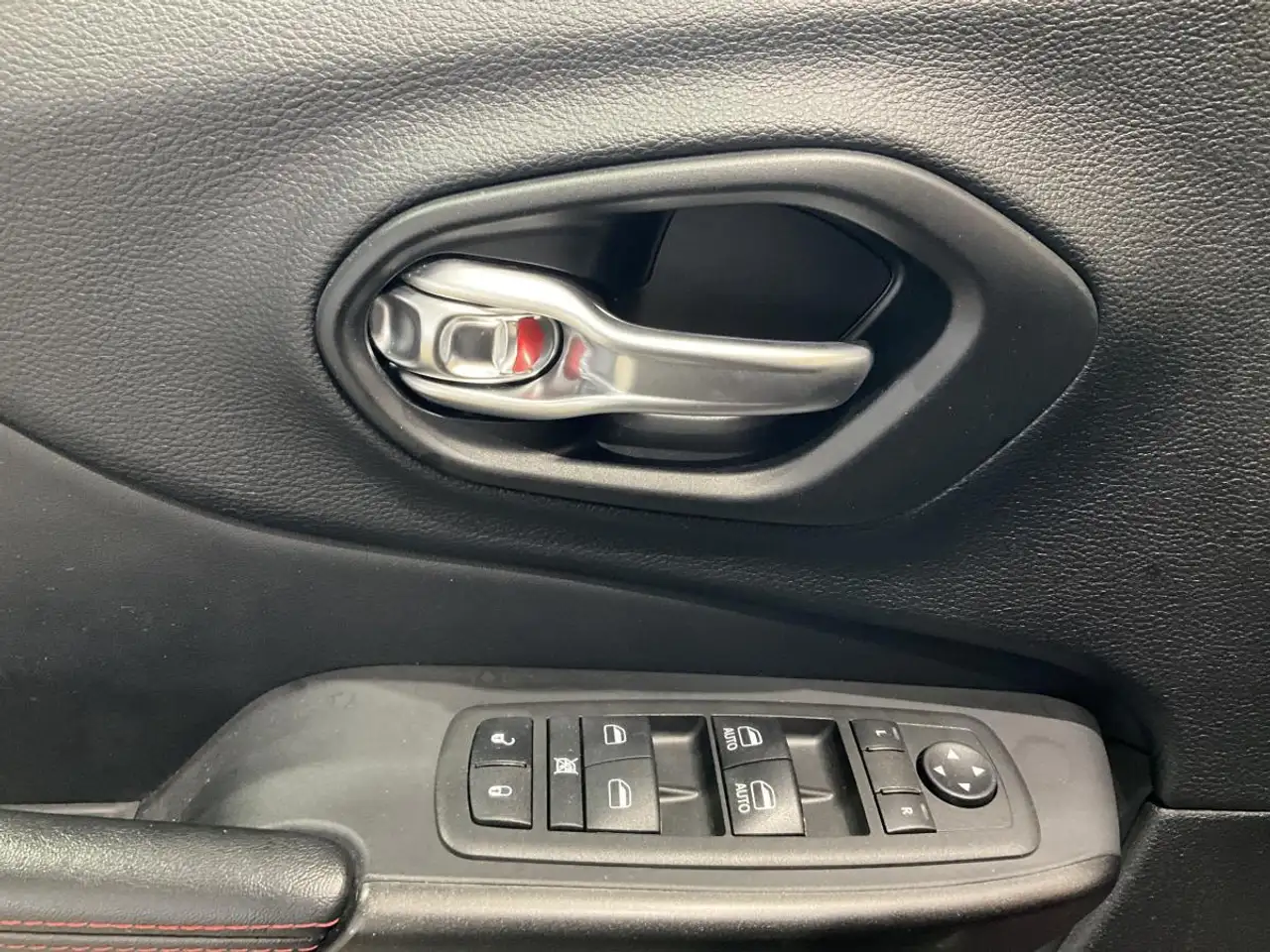 Jeep Cherokee снимка Jeep Cherokee