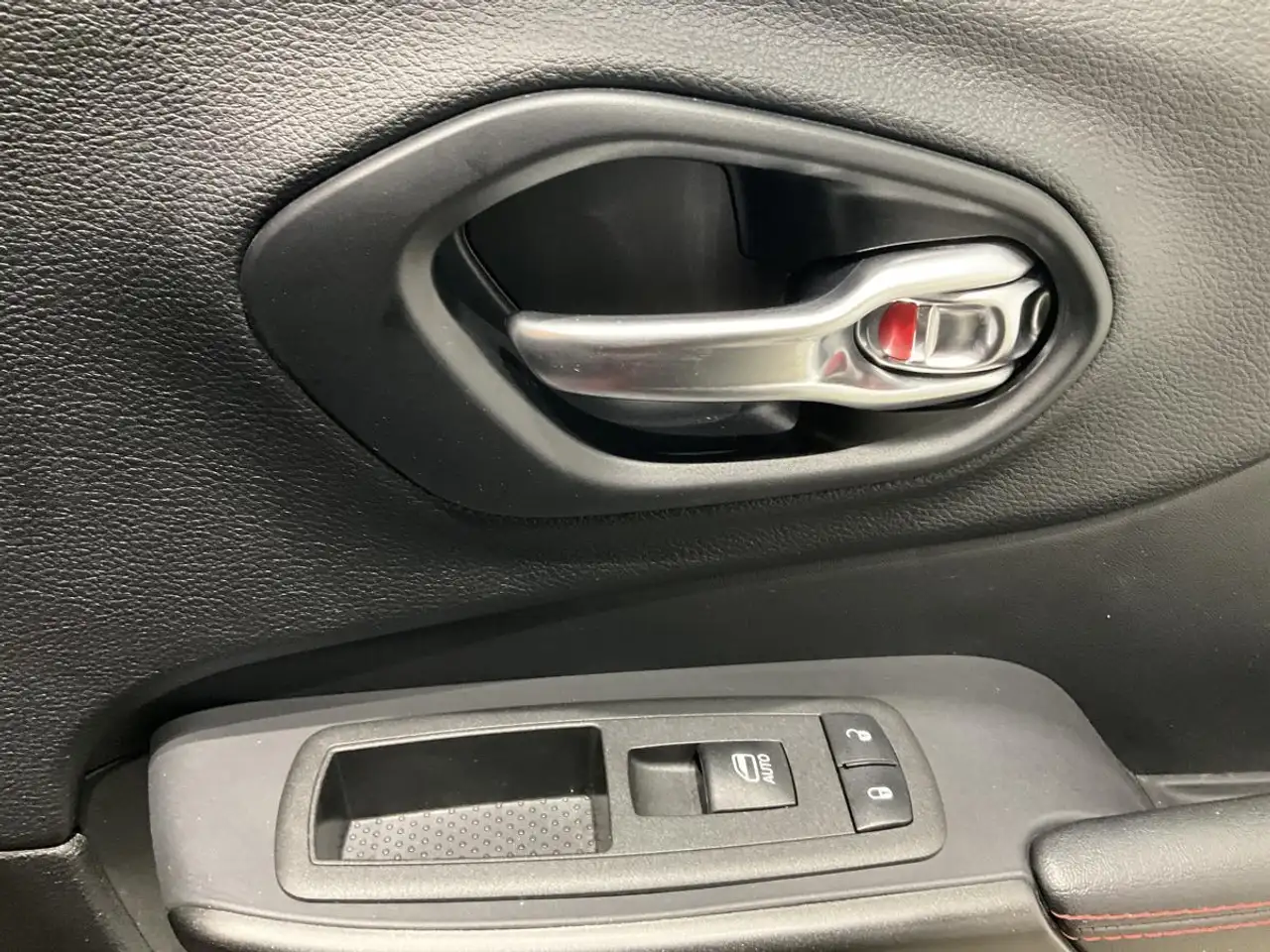 Jeep Cherokee снимка Jeep Cherokee