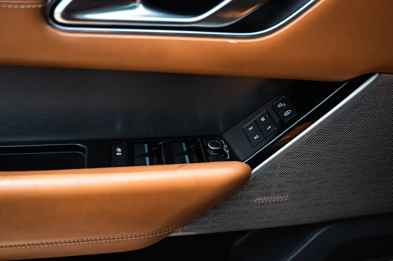 Land Rover Range Rover Velar снимка Land Rover Range Rover Velar