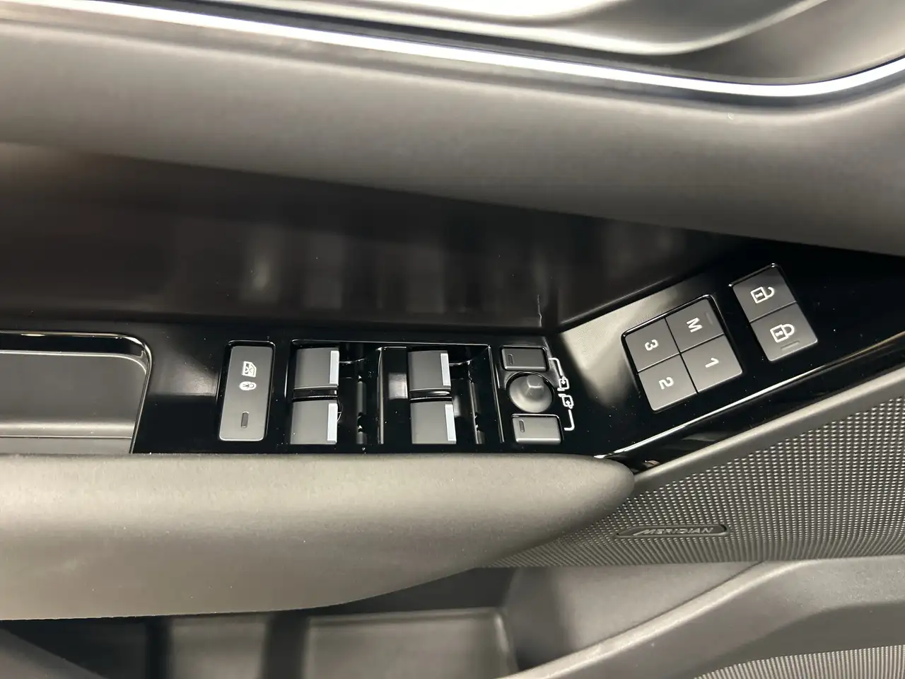 Land Rover Range Rover Velar photo Land Rover Range Rover Velar