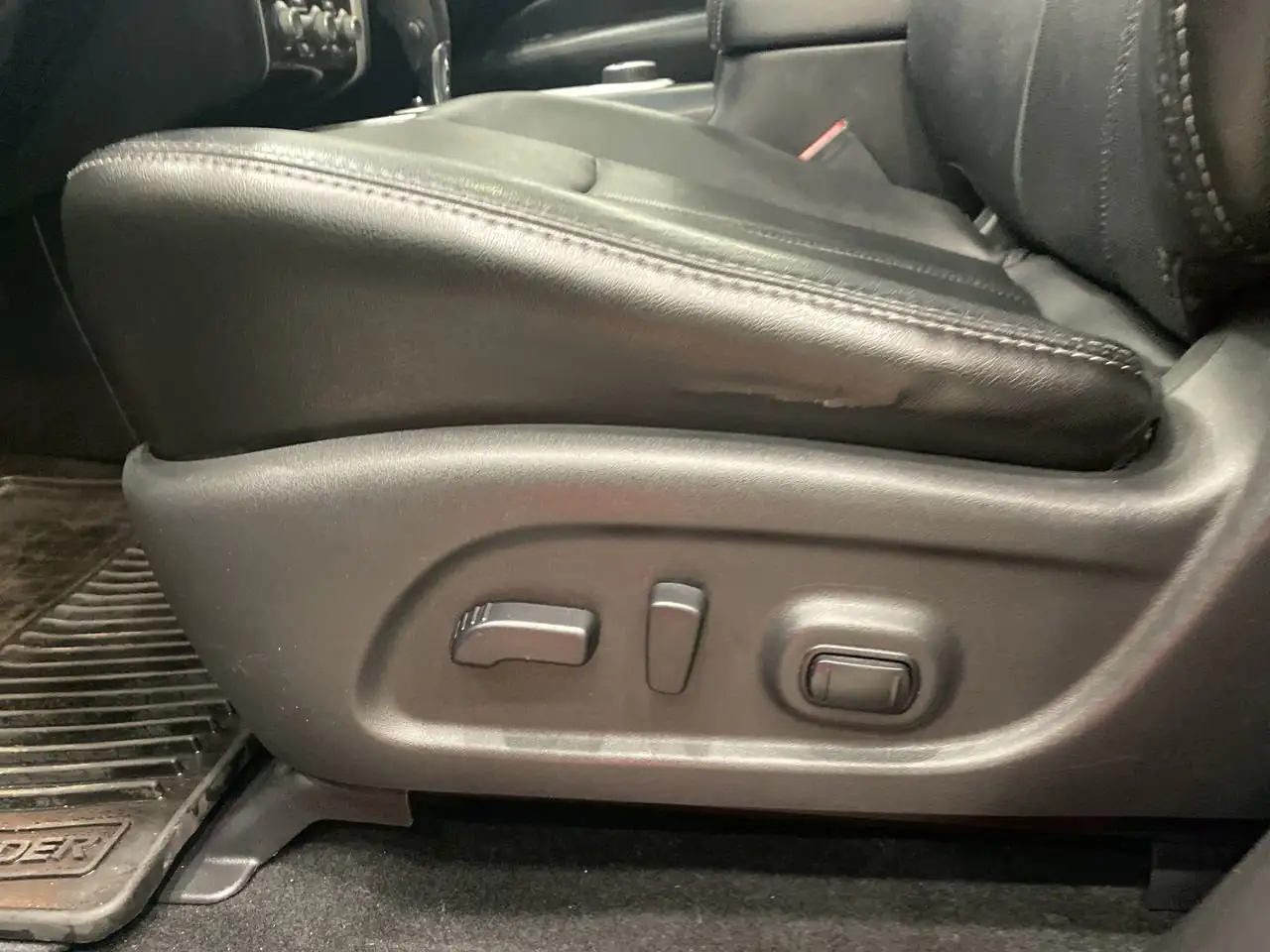 Nissan Pathfinder снимка Nissan Pathfinder