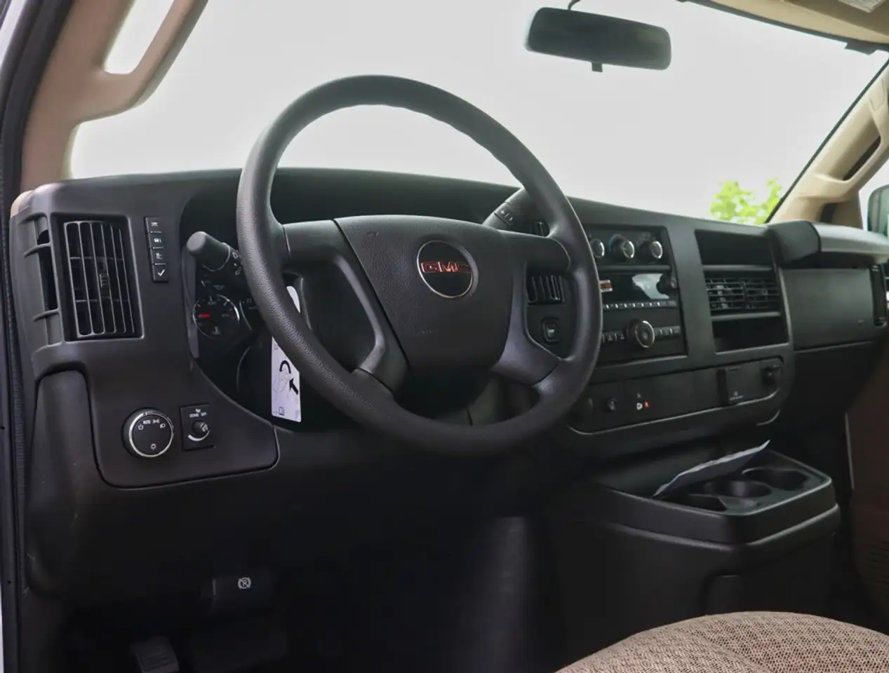 GMC Savana снимка GMC Savana